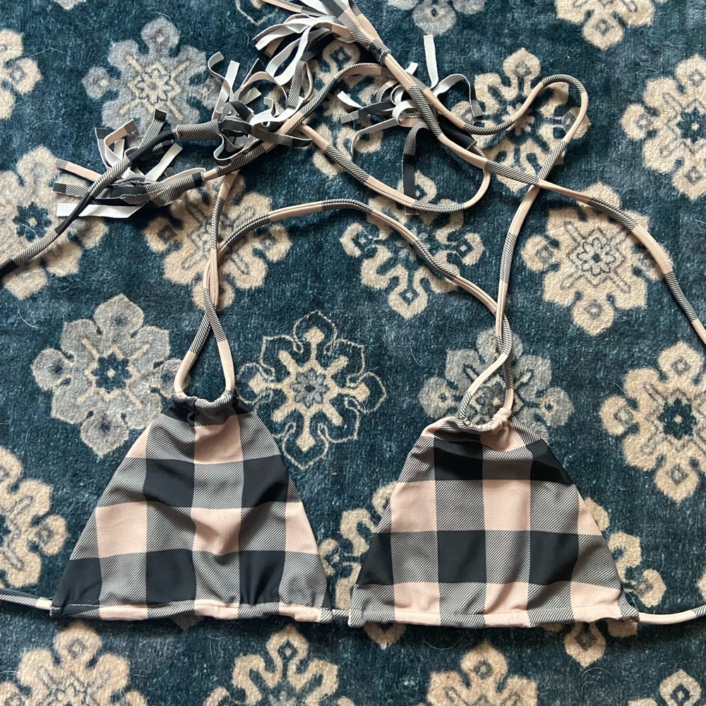 Medium acacia set in check